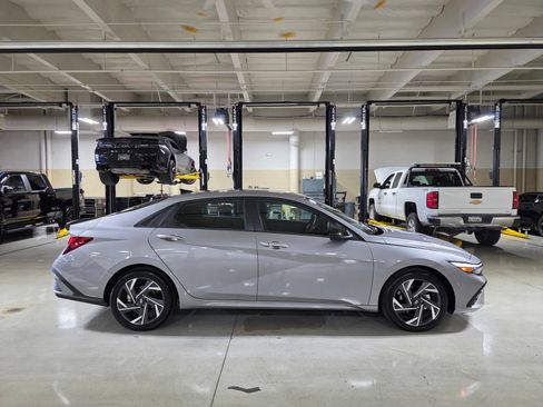 Certified 2025 Hyundai Elantra Sport FWD image 8