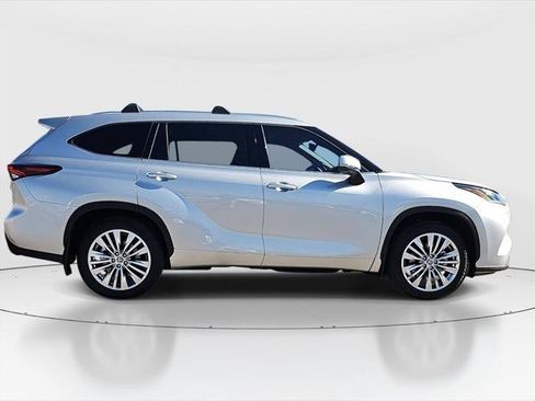 Certified 2025 Toyota Highlander Platinum AWD/4WD image 4