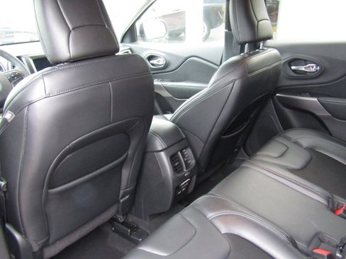 Used 2020 Jeep Cherokee Latitude Plus image 12