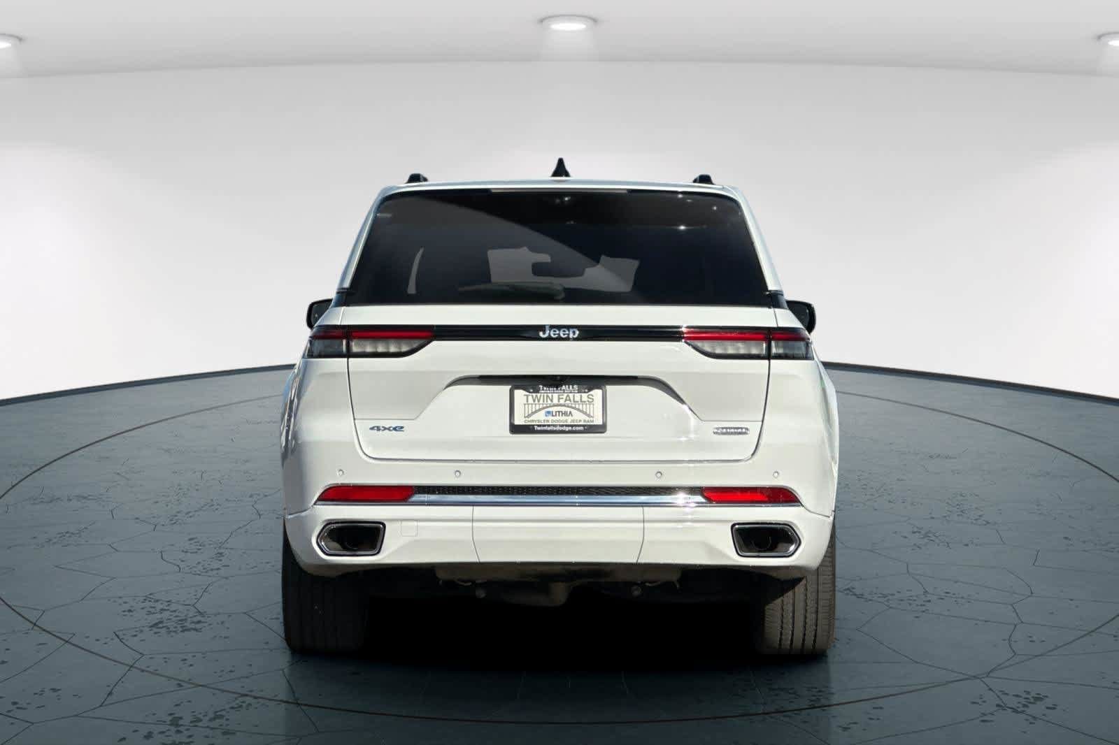 Used 2022 Jeep Grand Cherokee Overland w/ Luxury Tech Group IV AWD/4WD image 7