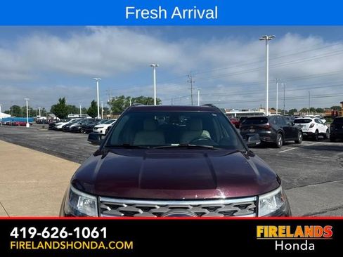 Used 2018 Ford Explorer XLT w/ Equipment Group 202A FWD image 3