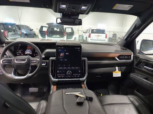 Used 2025 GMC Yukon XL Denali AWD/4WD image 4