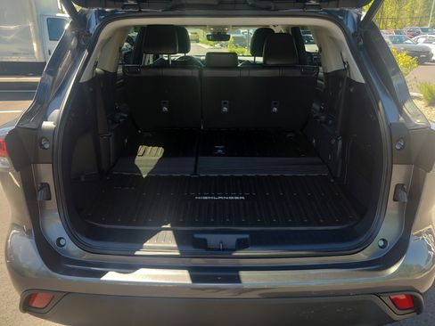 Used 2023 Toyota Highlander XLE AWD/4WD image 32