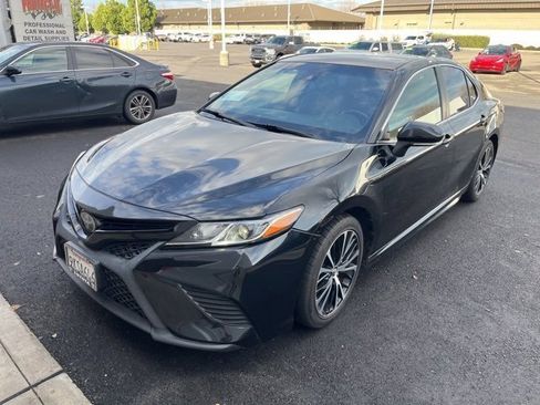 Used 2019 Toyota Camry SE image 1