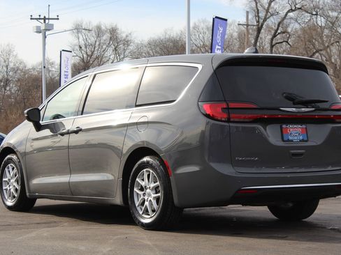 Used 2023 Chrysler Pacifica Touring-L image 5