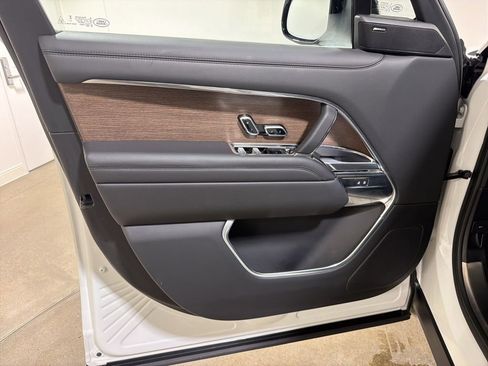 Used 2024 Land Rover Range Rover Long Wheelbase SE image 9