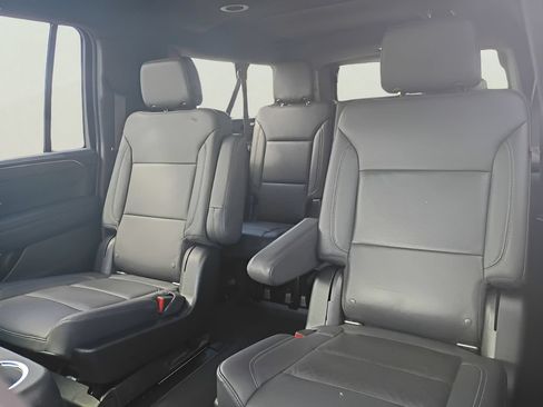 Used 2021 Chevrolet Suburban Z71 w/ Luxury Package AWD/4WD image 12