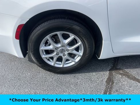 Certified 2023 Chrysler Pacifica Touring-L image 11