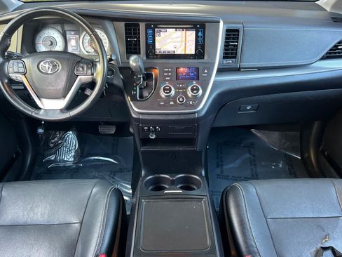 Used 2015 Toyota Sienna SE w/ SE Preferred Package FWD image 3