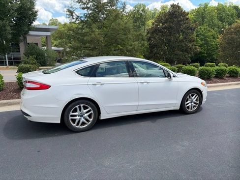Used 2013 Ford Fusion SE FWD image 1