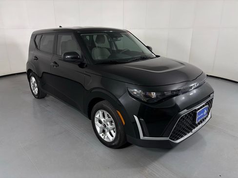 Used 2023 Kia Soul LX w/ Option Group 015 FWD image 2