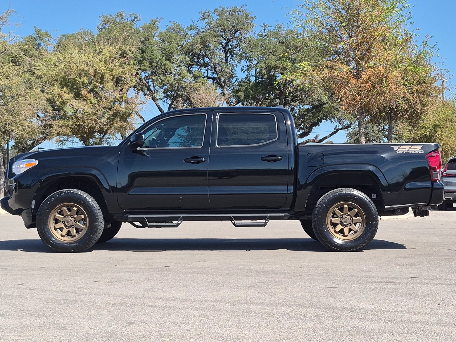 Used 2023 Toyota Tacoma SR AWD/4WD image 2