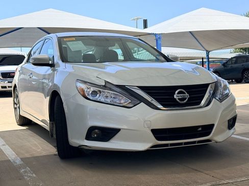 Used 2016 Nissan Altima 2.5 SL w/ 2.5 Technology Package FWD image 2