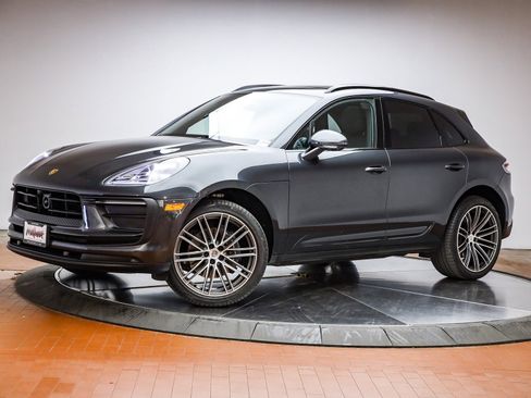 Used 2025 Porsche Macan image 1