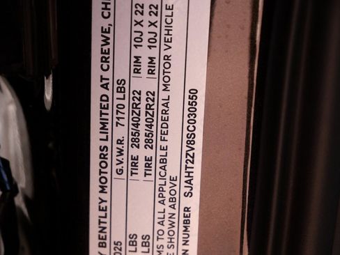 Used 2025 Bentley Bentayga Extended Wheelbase AWD/4WD image 33