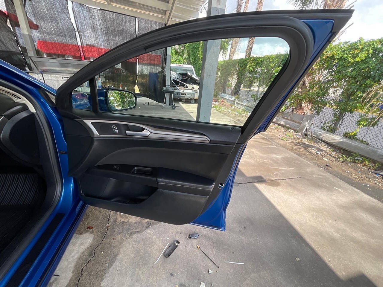 Used 2017 Ford Fusion SE FWD image 18