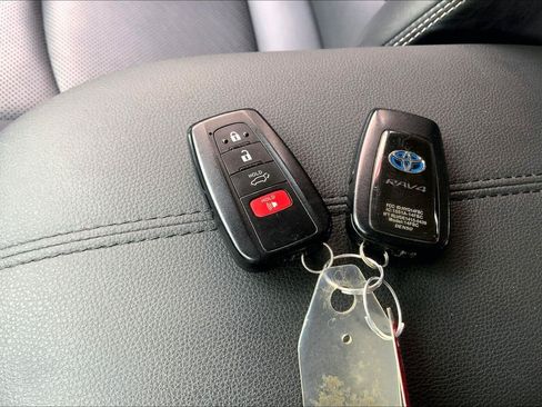 Used 2020 Toyota RAV4 Limited AWD/4WD image 12