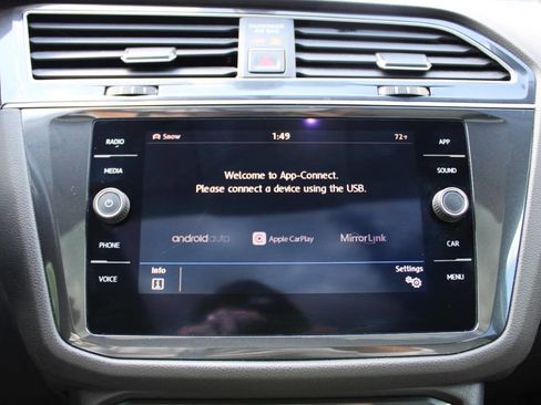 Used 2018 Volkswagen Tiguan SE AWD/4WD image 18