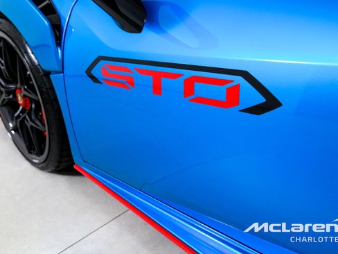 Used 2023 Lamborghini Huracan STO RWD image 29