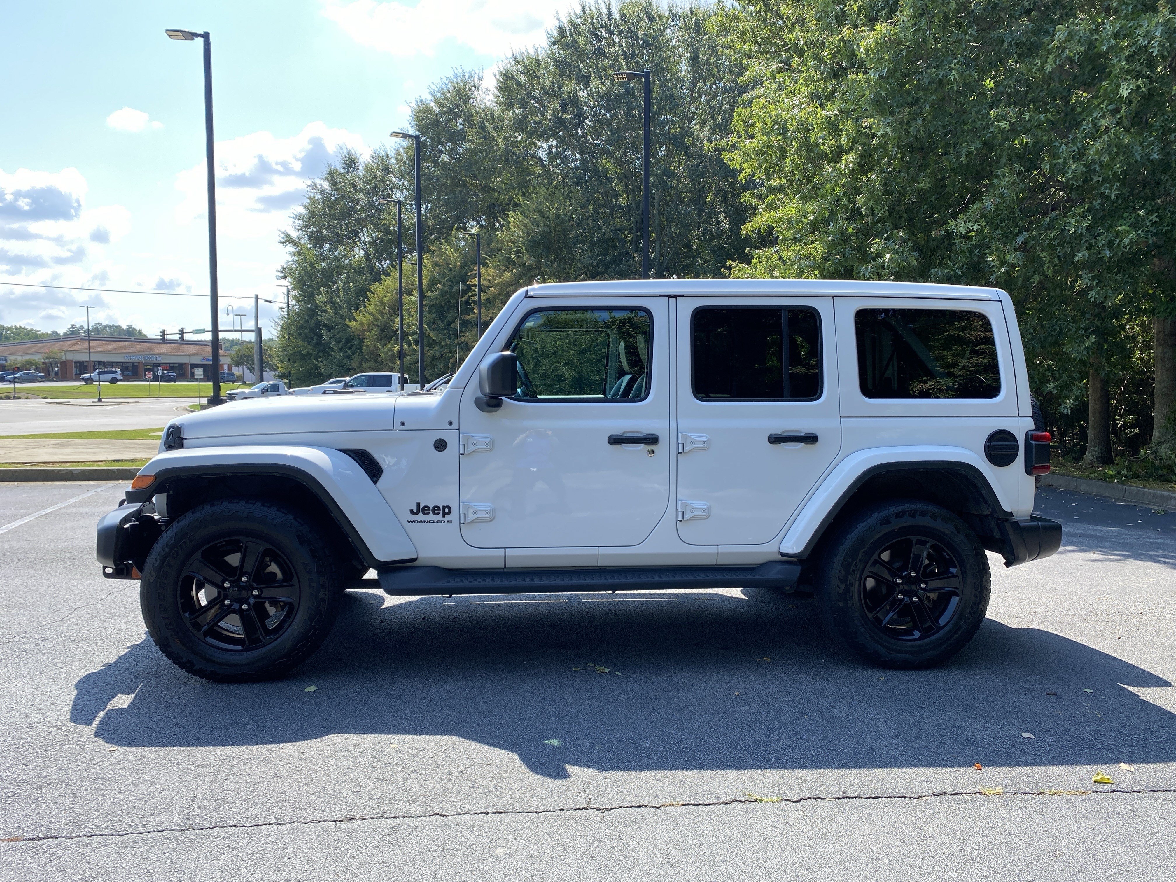 Used 2023 Jeep Wrangler Unlimited Sahara AWD/4WD image 6