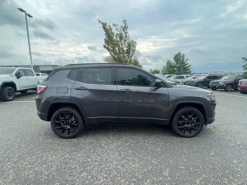 Used 2024 Jeep Compass Latitude w/ Convenience Group AWD/4WD image 9