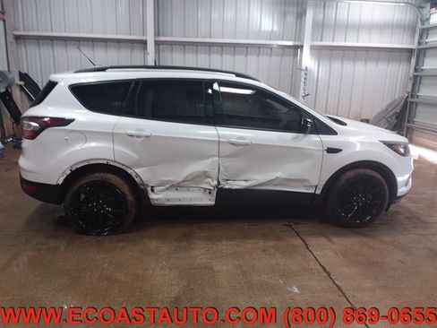 Used 2017 Ford Escape SE w/ Equipment Group 201A image 3