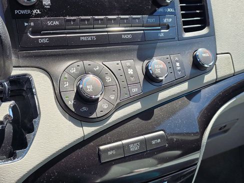 Used 2011 Toyota Sienna LE w/ Towing Pkg FWD image 22