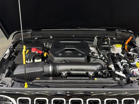Used 2025 Jeep Wrangler Unlimited Sahara AWD/4WD image 19