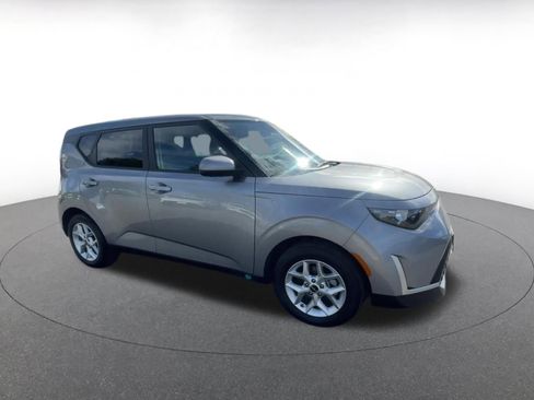 Used 2025 Kia Soul LX w/ LX Technology Package image 2
