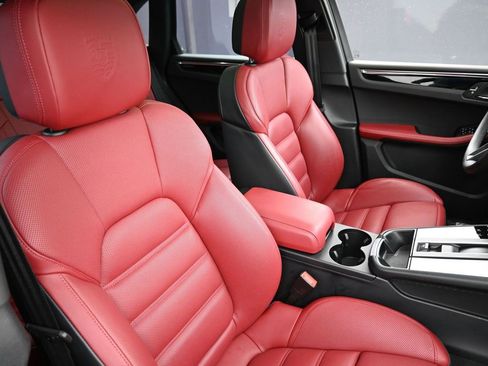 Used 2025 Porsche Macan image 31