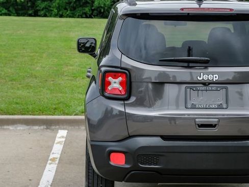 Used 2018 Jeep Renegade Latitude FWD image 50