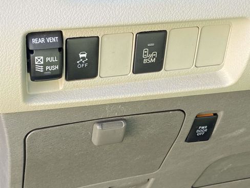 Used 2016 Toyota Sienna XLE image 10