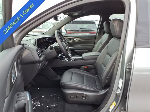 Used 2025 Chevrolet Traverse LT image 16