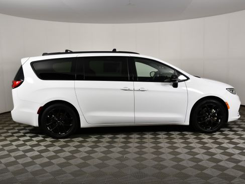 Used 2025 Chrysler Pacifica Limited FWD image 5