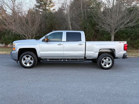 Used 2019 Chevrolet Silverado 2500 W/T image 2