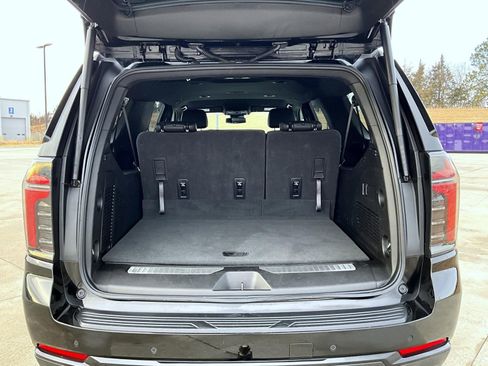 Used 2025 Chevrolet Suburban Z71 AWD/4WD image 23