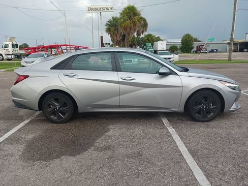 Used 2022 Hyundai Elantra SEL w/ Convenience Package FWD image 2