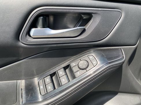 Used 2025 Nissan Rogue SV FWD image 17