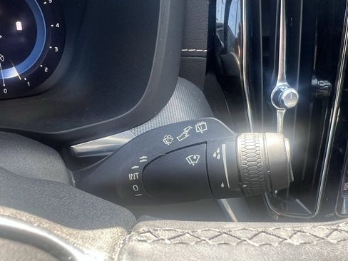 Used 2022 Volvo XC60 B5 R-Design image 25