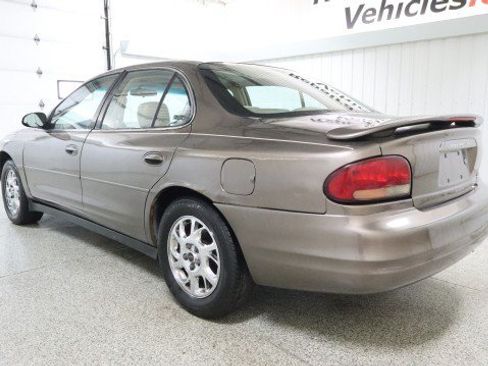 Used 2002 Oldsmobile Intrigue GL w/ Sun & Sound Pkg FWD image 3