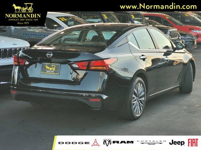 Used 2025 Nissan Altima 2.5 SV FWD image 3
