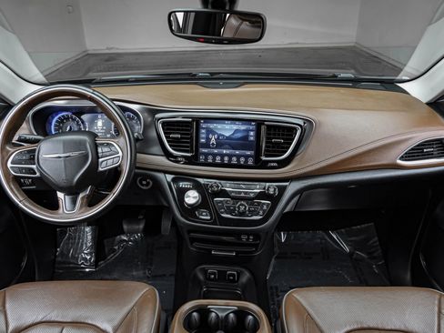 Used 2018 Chrysler Pacifica Limited image 12