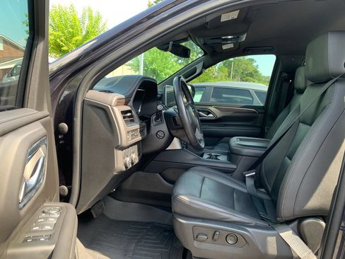 Used 2022 Chevrolet Suburban LT w/ Luxury Package RWD image 26