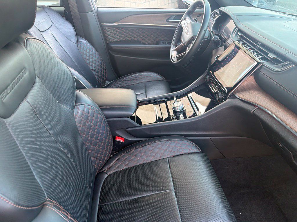 Used 2025 Jeep Grand Cherokee Summit w/ Obsidian Package AWD/4WD image 9