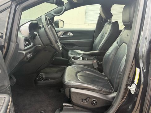 Used 2018 Chrysler Pacifica Touring-L w/ Premium Audio Group FWD image 9