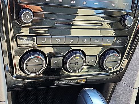 Used 2022 Volkswagen Passat 2.0T SE image 17