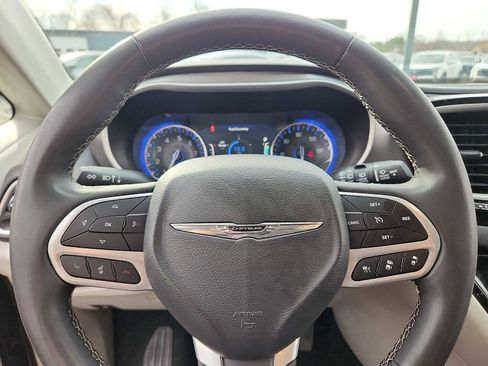 Used 2023 Chrysler Pacifica Touring-L image 18
