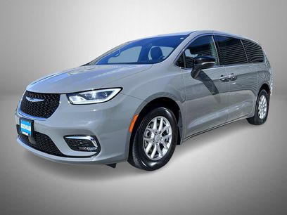 Used 2025 Chrysler Pacifica Select