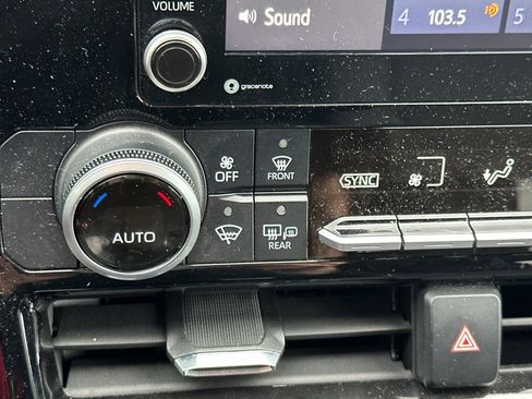 Used 2021 Toyota Highlander LE image 29