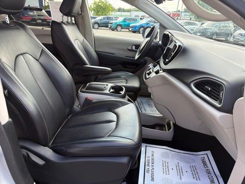 Used 2023 Chrysler Pacifica Touring-L FWD image 22